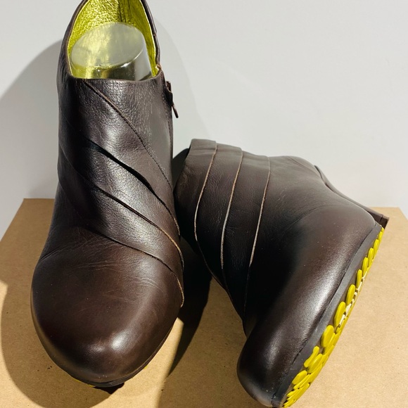 Tsubo Chocolate Brown Leather Bootie - Picture 3 of 10